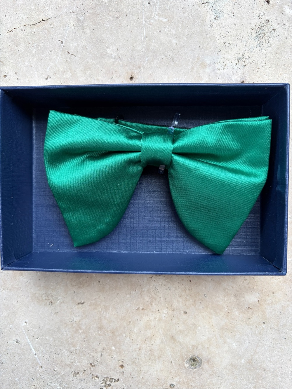 Egara Men’s Wearhouse Emerald Green Satin Bow Tie NWT